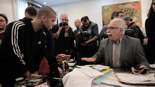 Μαθητές "μπούκαραν" στο γραφείο του Γαβρόγλου (Εικόνες-Βίντεο)