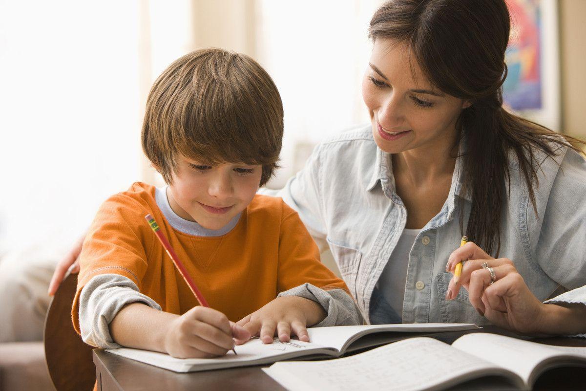 Γονείς, σταματήστε το «καραούλι» στην μελέτη του παιδιού