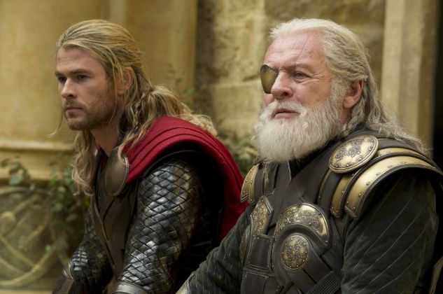 Anthony Hopkins and Chris Hemsworth in Thor 2 Σκοτεινός κόσμος (2013)