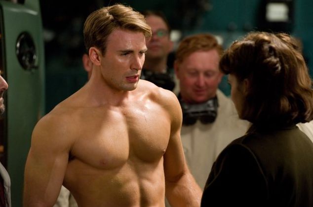 Chris Evans and Hayley Atwell in Ο πρώτος εκδικητής Captain America (2011)