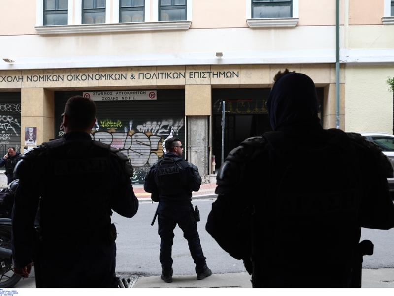 Κατάληψη Νομικής Αθηνών: Καρέ - καρέ η επιχείρηση εκκένωσης από την ΕΛ.ΑΣ. 