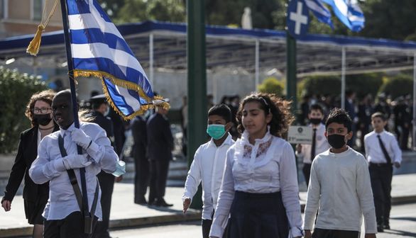 28η Οκτωβρίου, σημαιοφόρος, παρέλαση, μαύρος μαθητής, ελληνική σημαία μαθητές