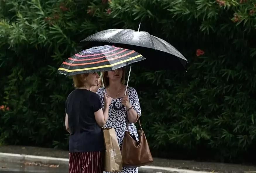 Ομπρέλες, δύο γυναίκες, βροχή