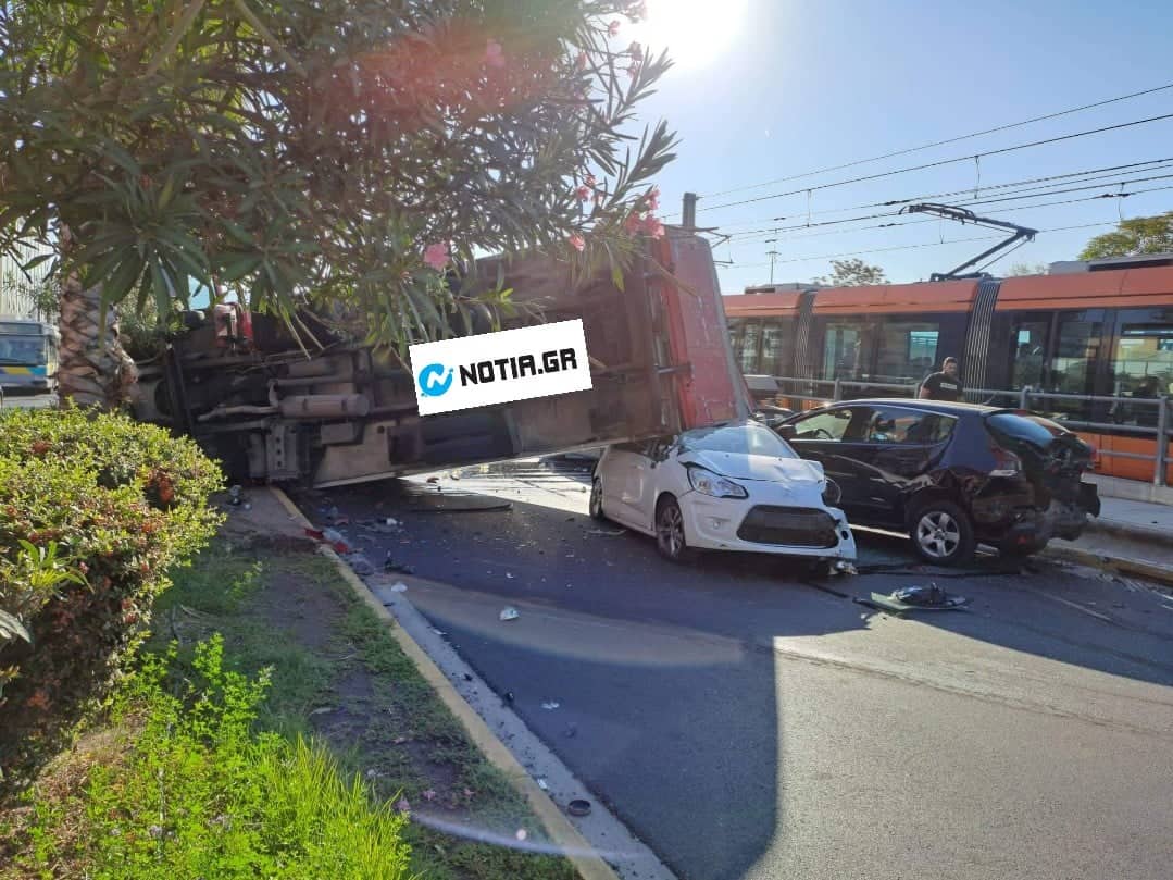 troxaio1.jpg Τροχαίο με φορτηγό στο Νέο Φάληρο