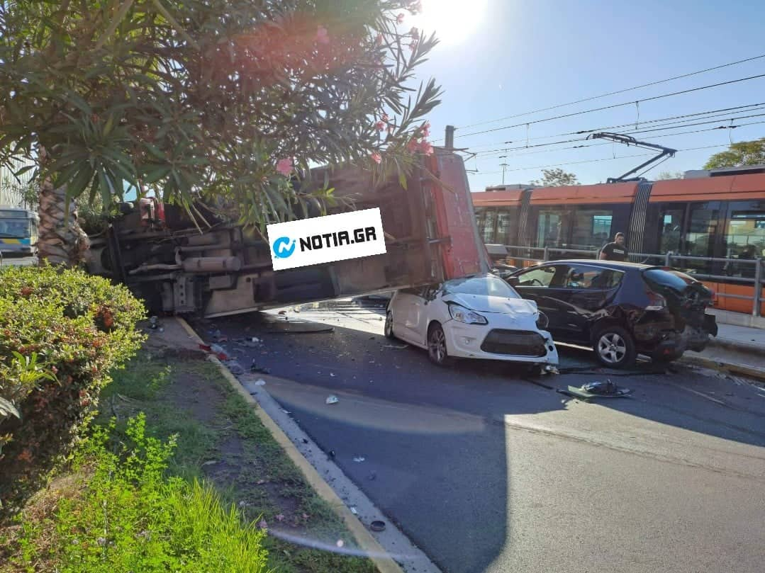 Τροχαίο με φορτηγό στο Νέο Φάληρο