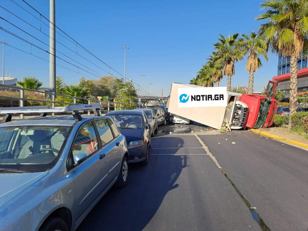 troxaio3.jpg Τροχαίο με φορτηγό στο Νέο Φάληρο