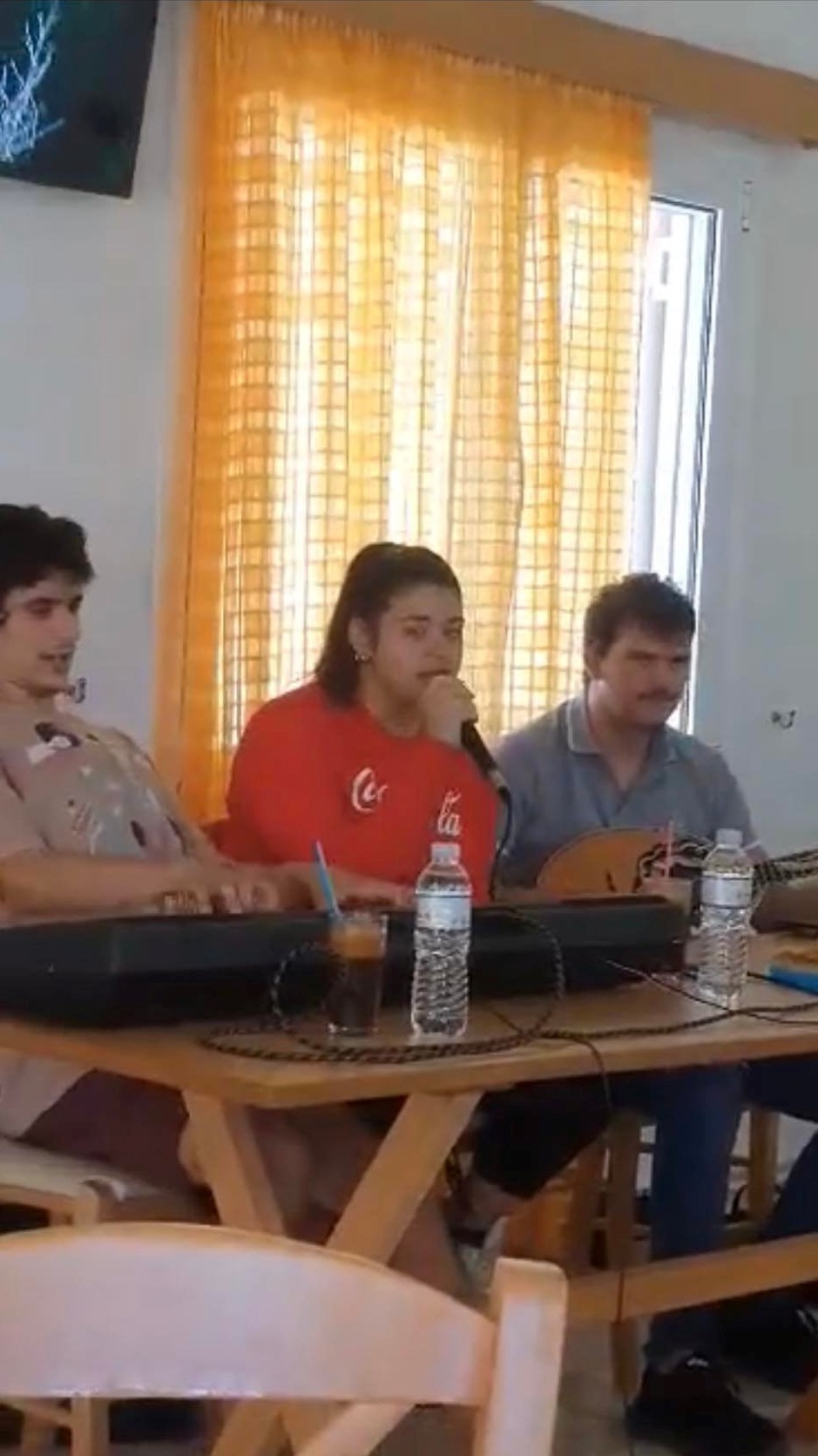 foititis-mousiki-amea.jpg Φοιτητής παίζει μουσική σε ΑΜΕΑ