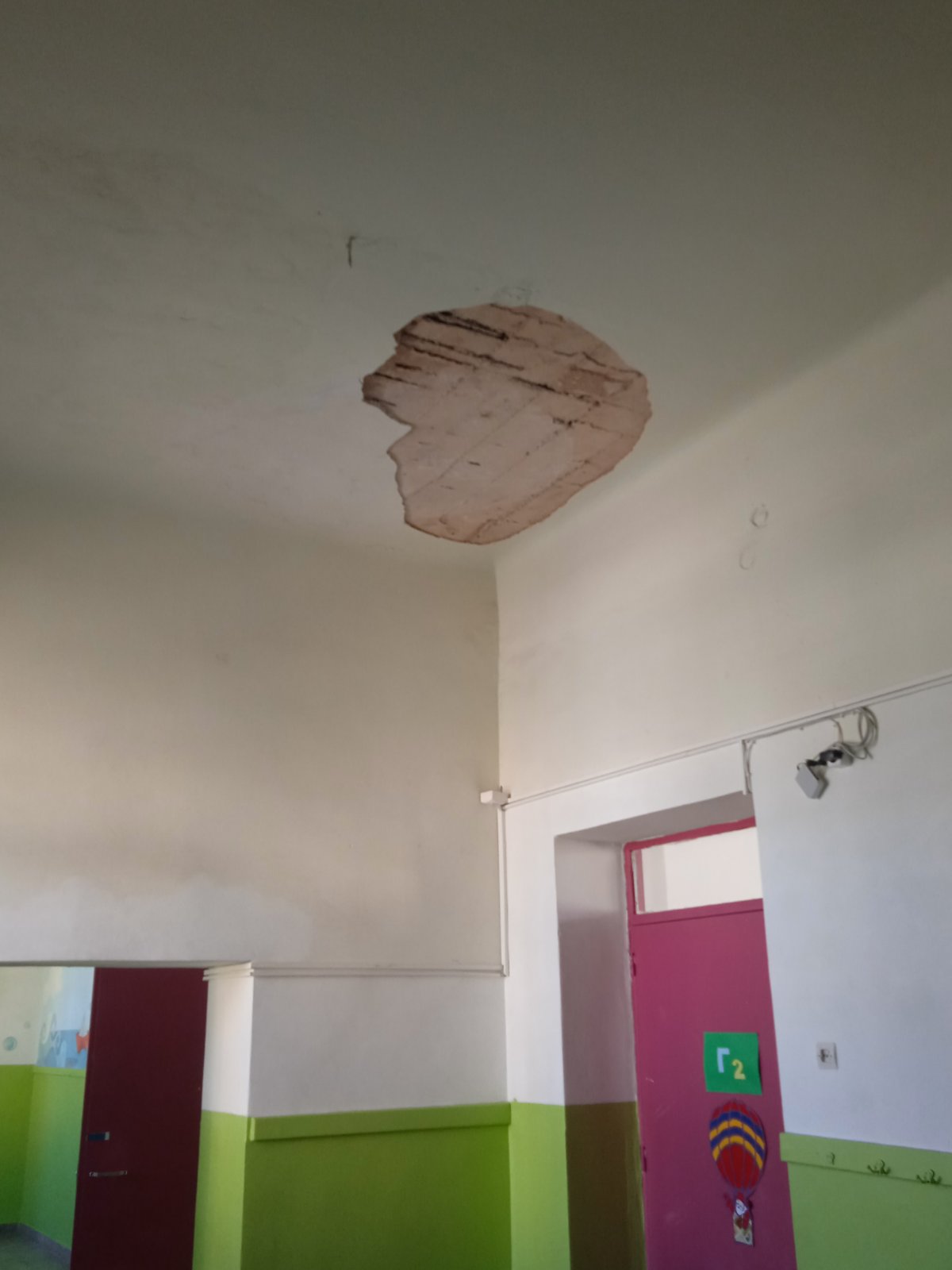 1ου Δημοτικο σχολείο Ηρακλείου Αττικής κατέρρευσε τμήμα της οροφής 
