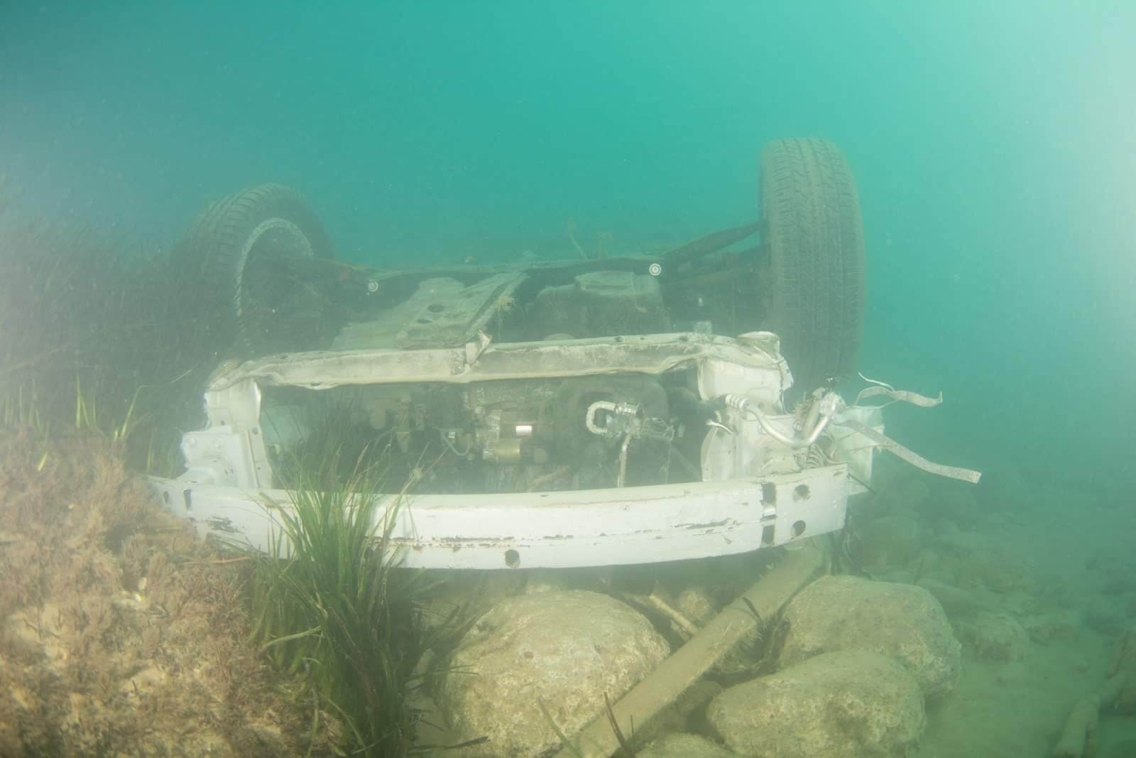 autokinito2.jpg Βυθισμένο αυτοκίνητο