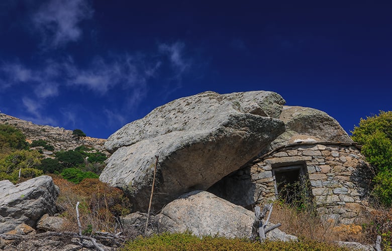 Πέτρινα σπίτια στην Ικαρία