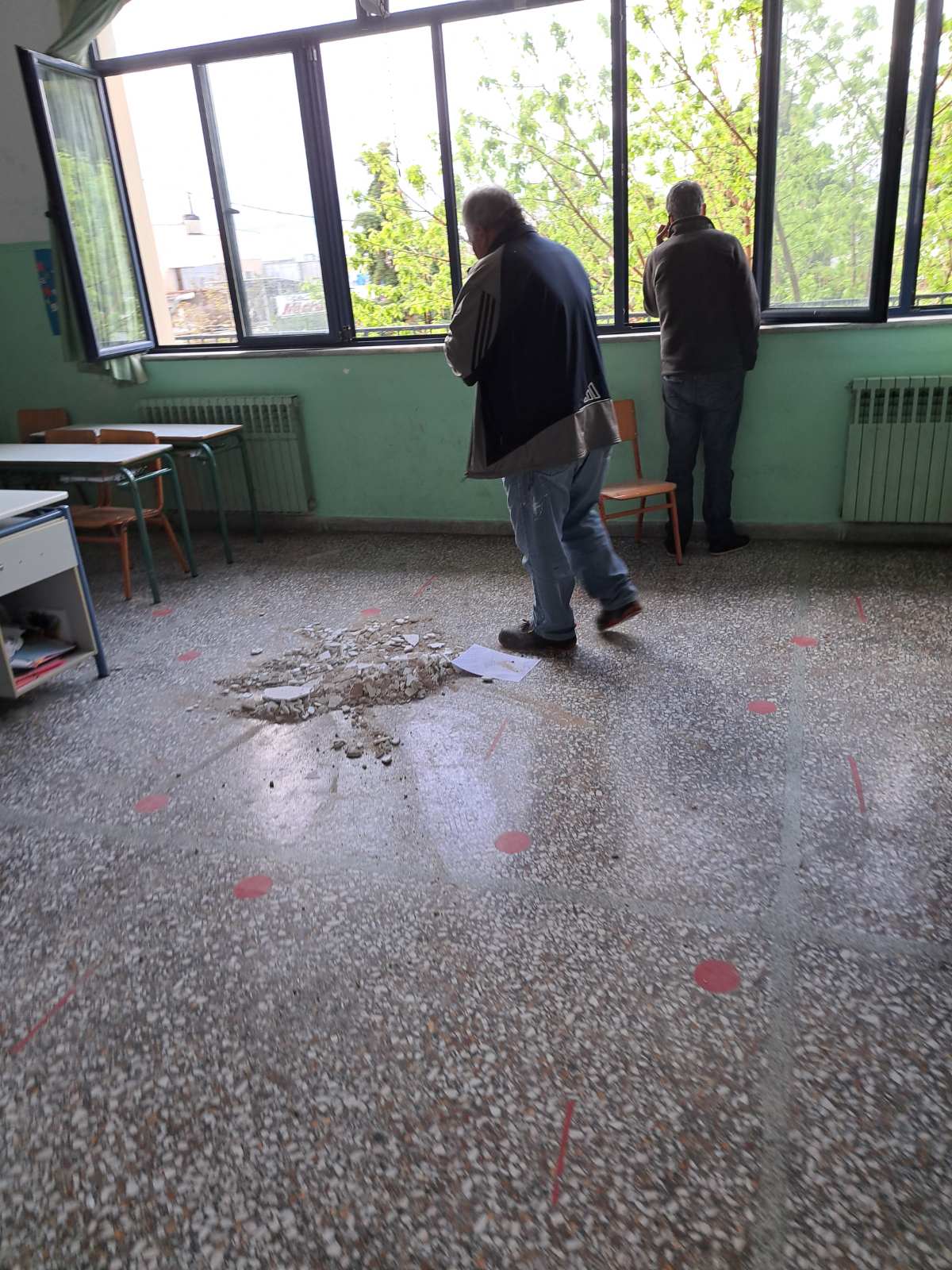 00501140993_εικόνα_viber_2023-04-04_10-43-54-058.jpg βολος σοβαδες πεφτουν σε δημοτικο