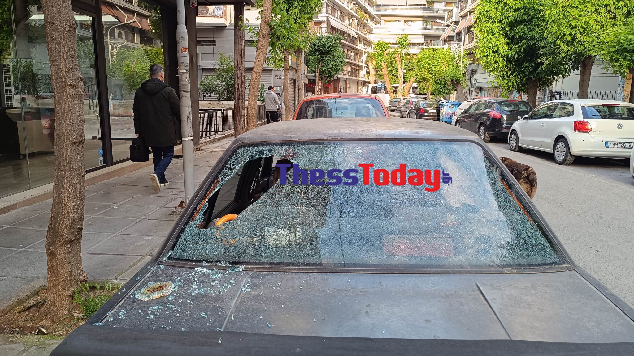 amok-petoyse-pragmata.jpg Άνδρας σε αμόκ πέταξε ντουλάπια, καρέκλες και… τηλεόραση από το μπαλκόνι