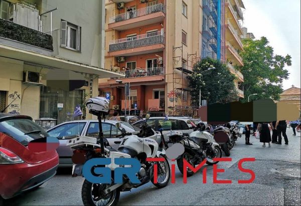 Θρίλερ στη Θεσσαλονίκη – Κυνηγούσε με μαχαίρι 17χρονο και ταμπουρώθηκε στο διαμέρισμά του με γυναίκα