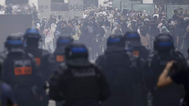 Γαλλία: Εκτροχιάζεται η κατάσταση στη Ναντέρ - Απαγόρευση κυκλοφορίας για 4 βράδια στη χώρα Στην κορυφή της πορείας η μητέρα του 17χρονου που δολοφονήθηκε από τον αστυνομικό - Επί ποδός 40.000 αστυνομικοί σε όλη τη χώρα
