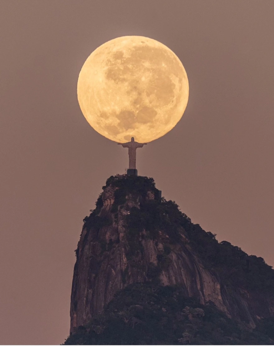 Βραζιλία: Μαγικές φωτογραφίες - Το άγαλμα του Ιησού στο Ρίο «σηκώνει» στα χέρια το φεγγάρι