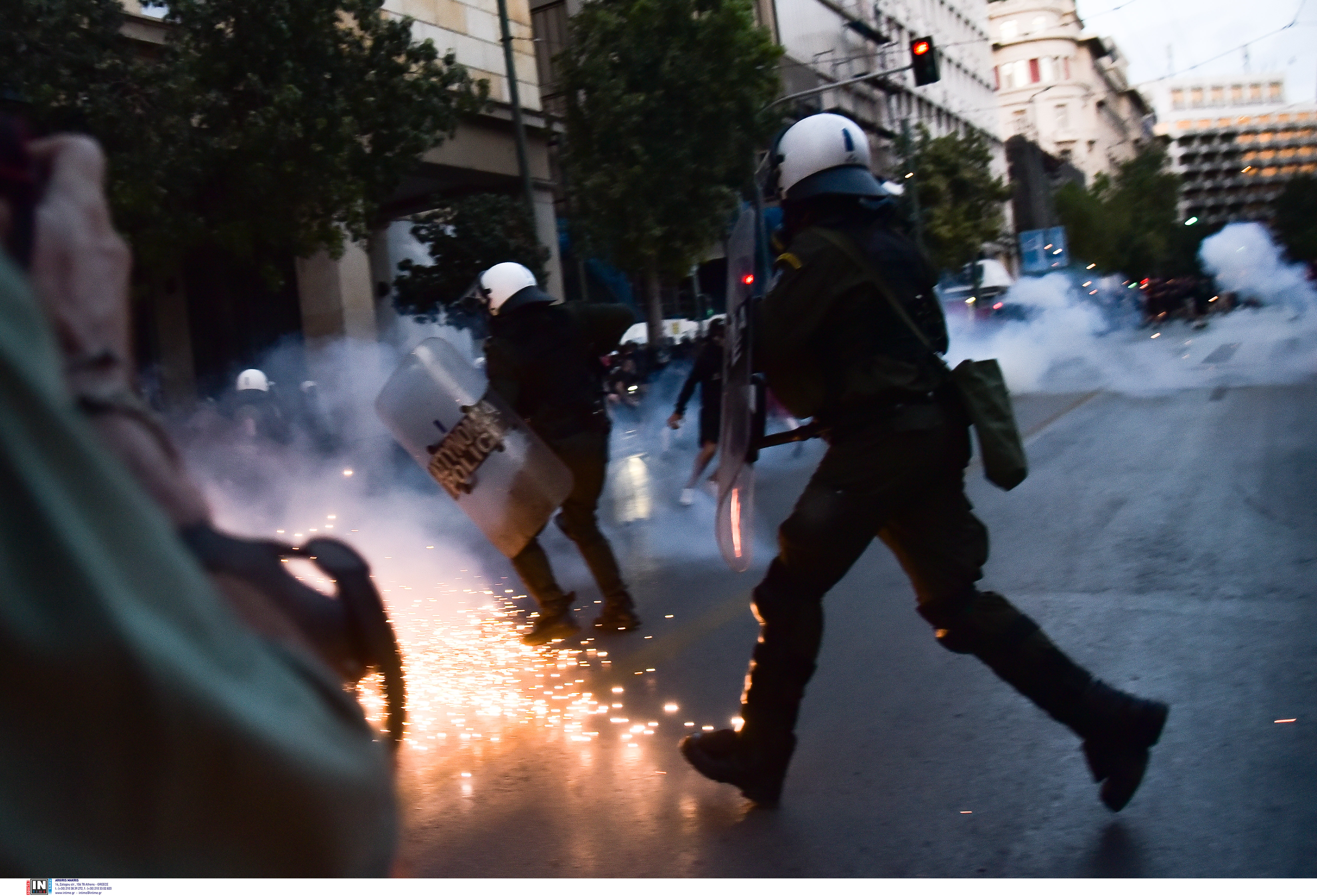 Επεισόδια στο κέντρο της Αθήνας: Μολότοφ, χημικά και κρότου λάμψης