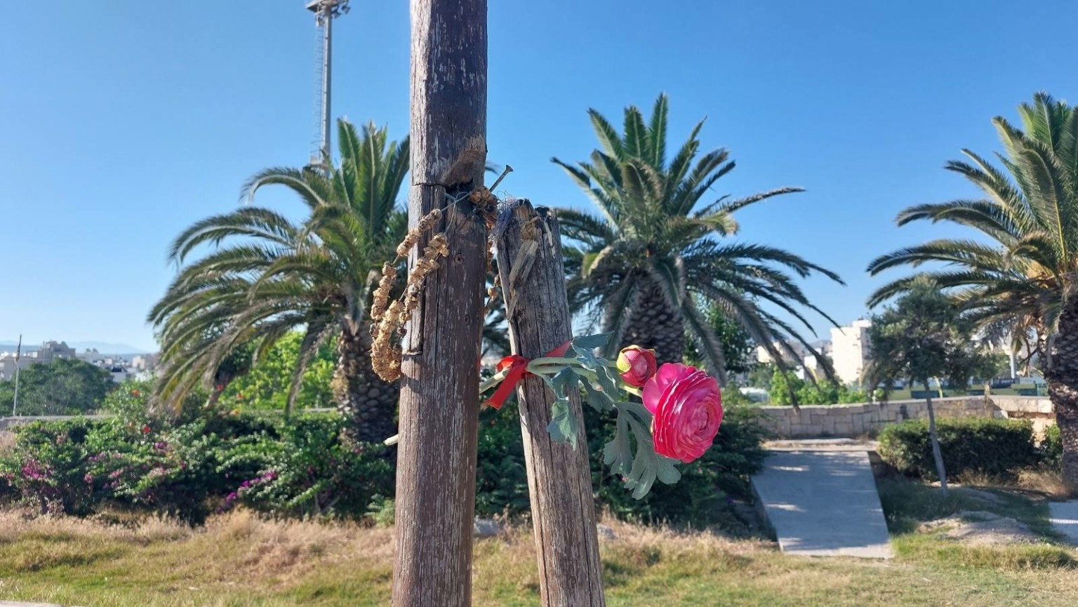 Σταυρός στο μνήμα του Καζαντζάκη