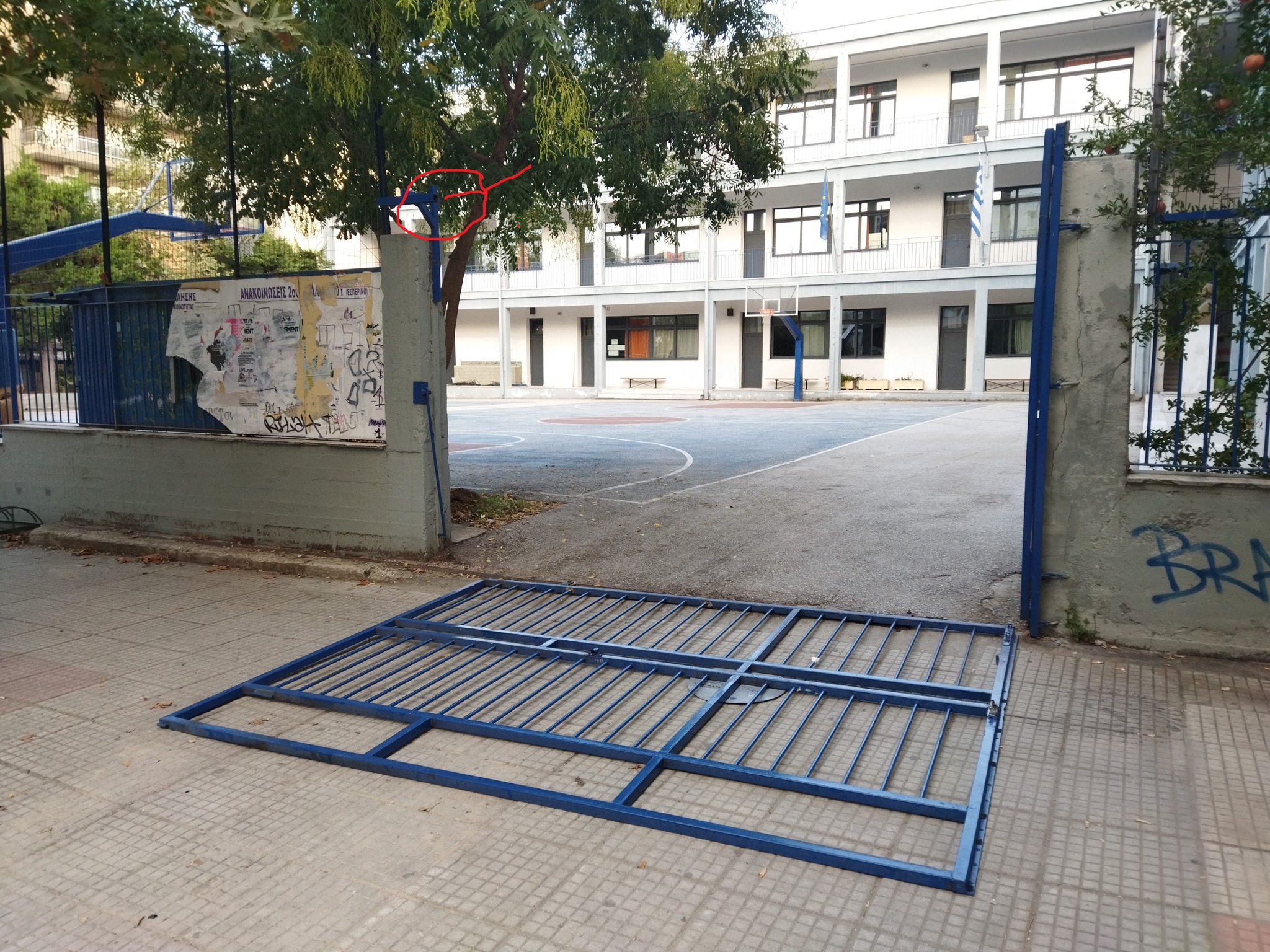 2.jpg καγκελοπορτα επεσε σχολείο βολος