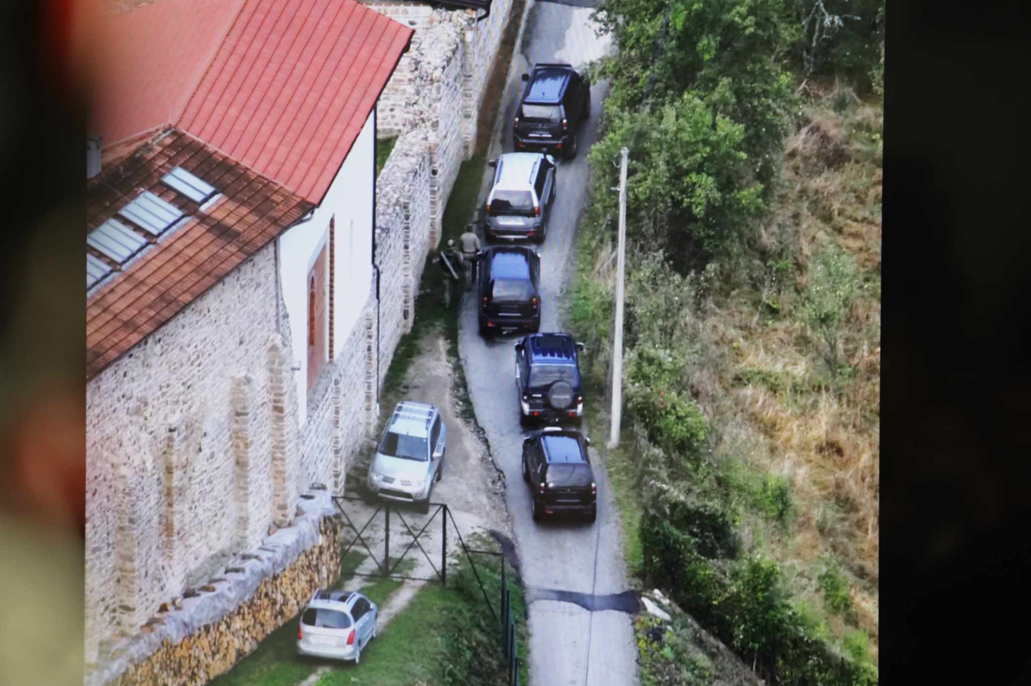 kosovo3.jpg Ένοπλοι ταμπουρώθηκαν σε μοναστήρι