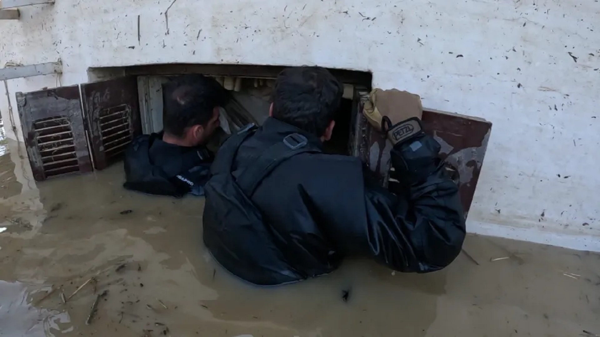 Βατραχάνθρωποι αναζητούν επιζώντες στα πλημμυρισμένα σπίτια