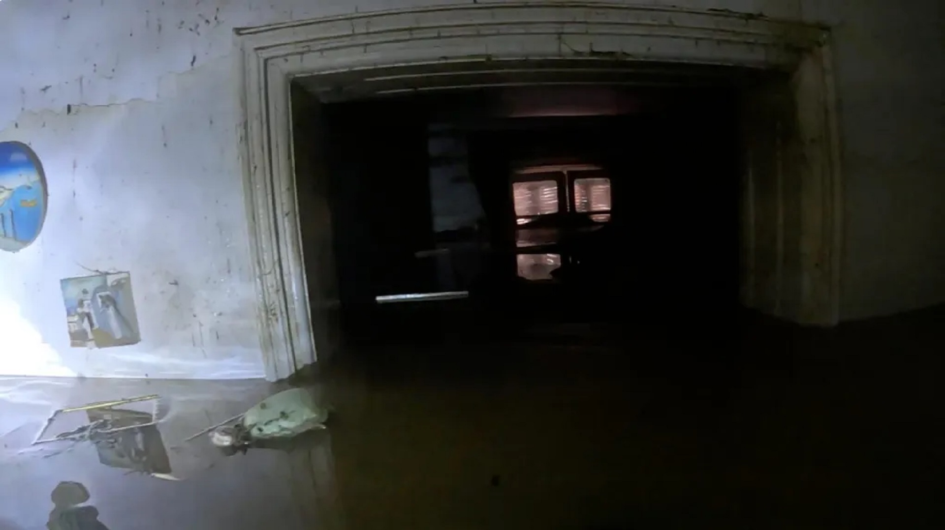Βατραχάνθρωποι αναζητούν επιζώντες στα πλημμυρισμένα σπίτια