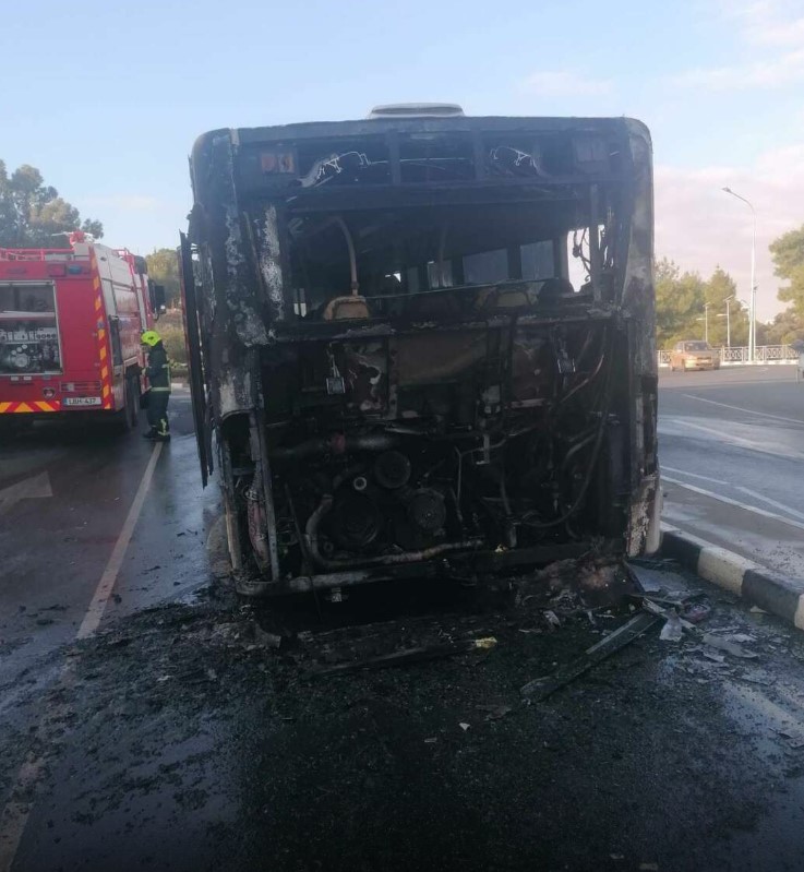 Λεωφορείο με μαθητές πήρε φωτιά εν κινήσει