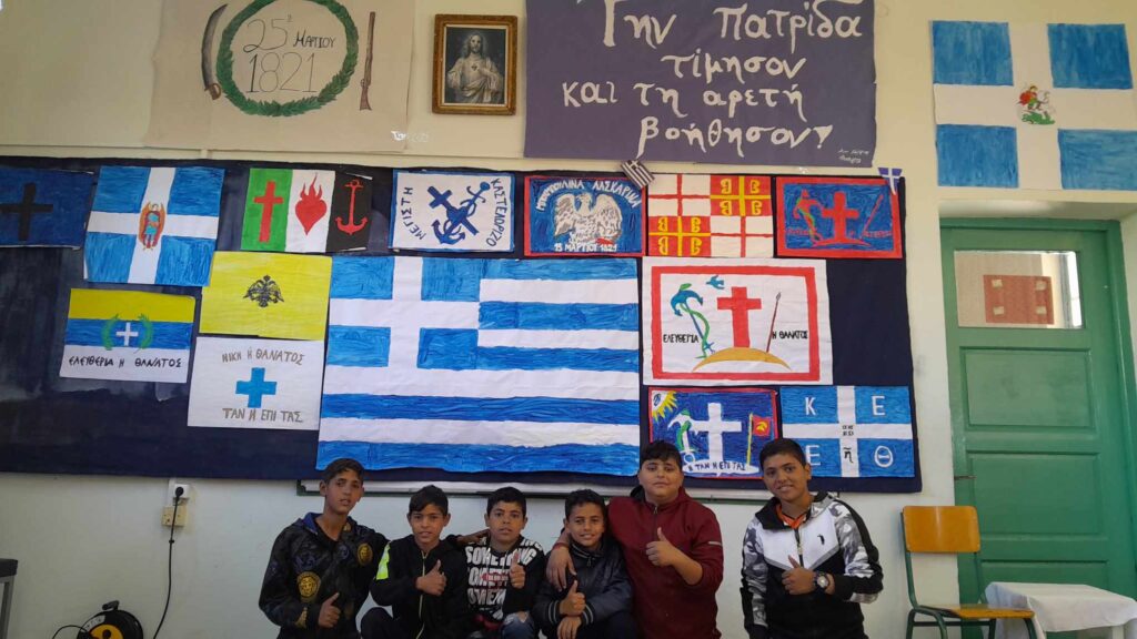 Μαθητές δημιούργησαν σημαίες και στόλισαν ένα ολόκληρο σχολείο 