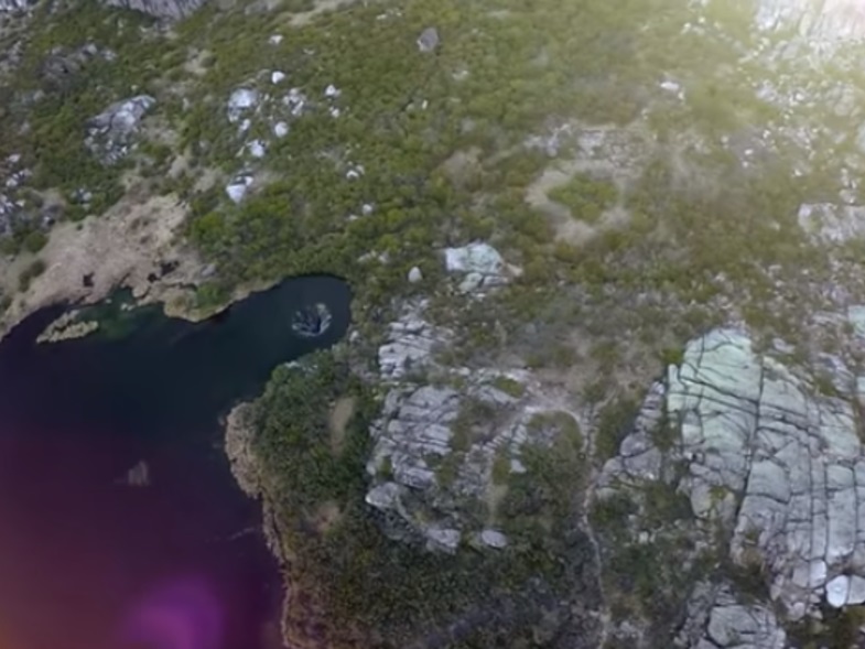 trypa2.jpg Η απόκοσμη τρύπα σε λίμνη της Πορτογαλίας που «ρουφάει» το νερό