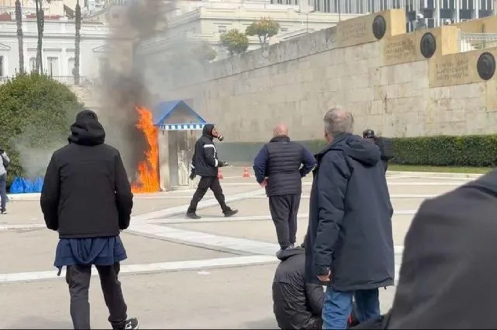 molotov-sytagma-tempi.jpg Μολότοφ και χημικά στο Σύνταγμα