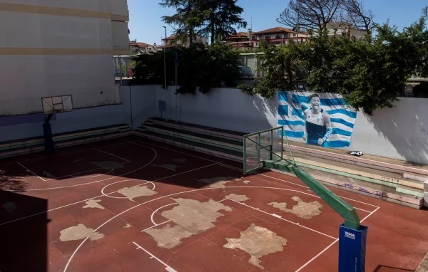 karalis-grafiti1.jpg Γκράφιτι με τον Εμμανουήλ Καραλή σε σχολείο