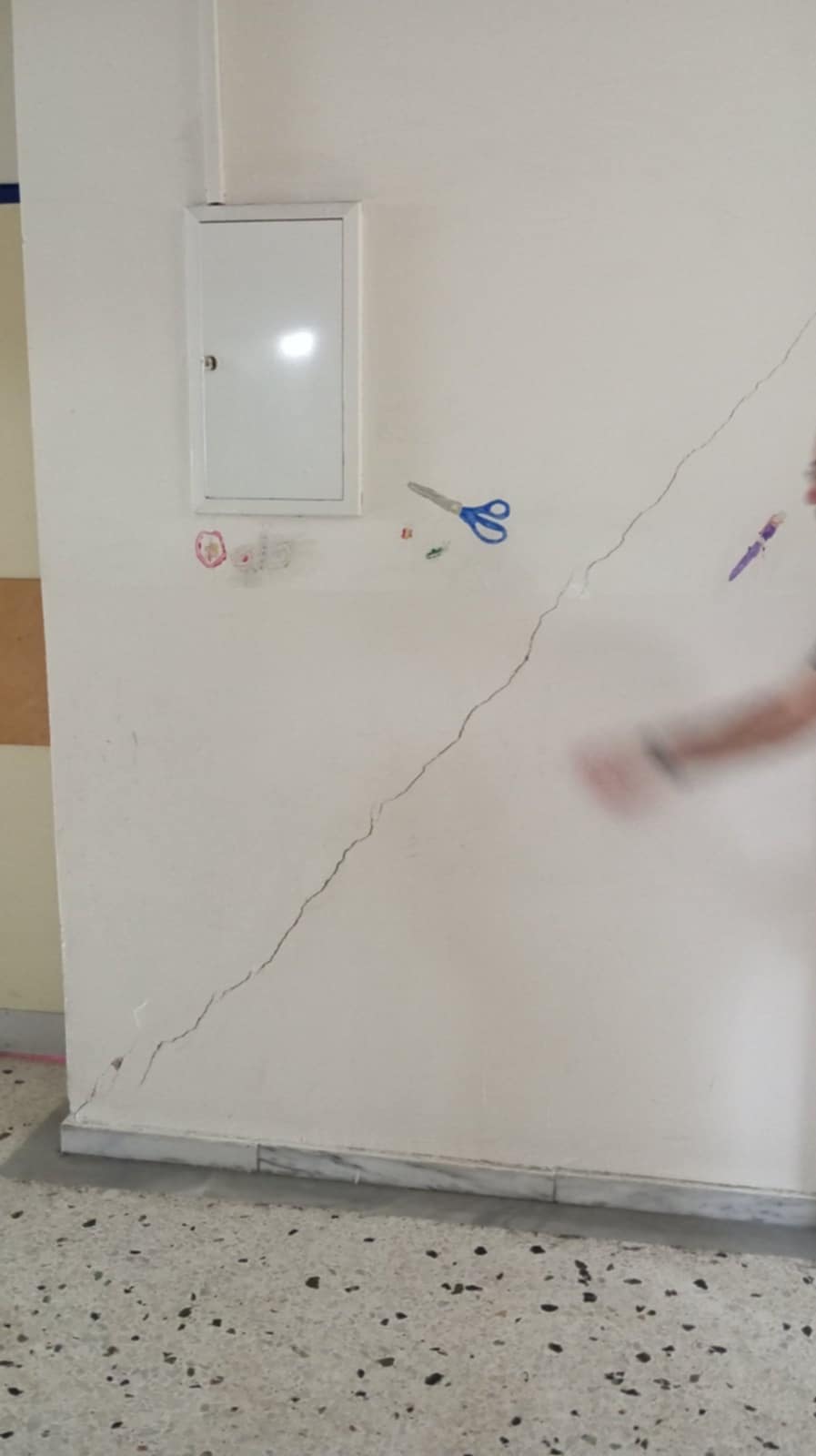 7db.jpg σχολείο Ηράκλειο Αττικής με ρωγμές