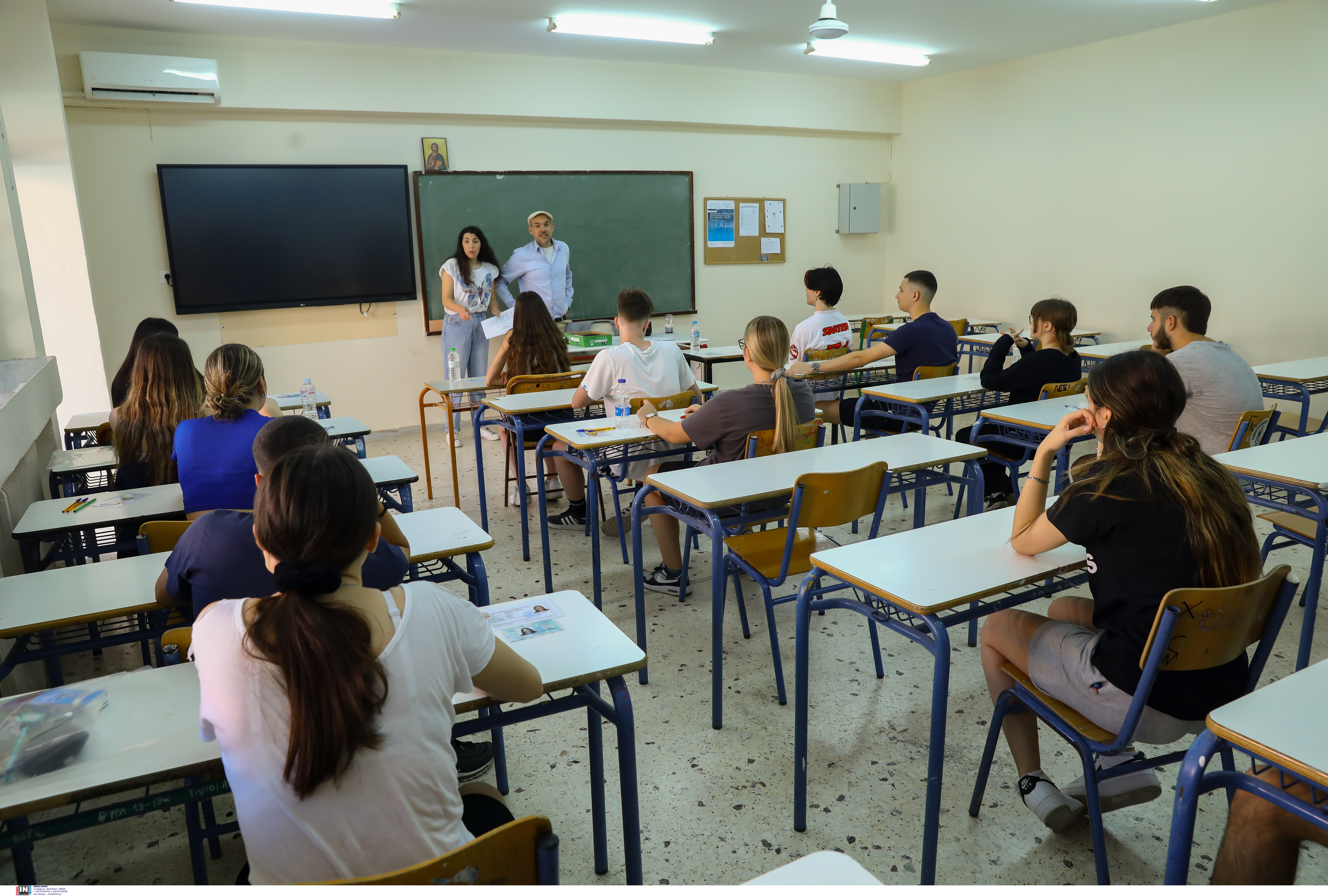 panellinies.jpg μαθητές σε τάξη που δίνουν Πανελλαδικές εξετάσεις