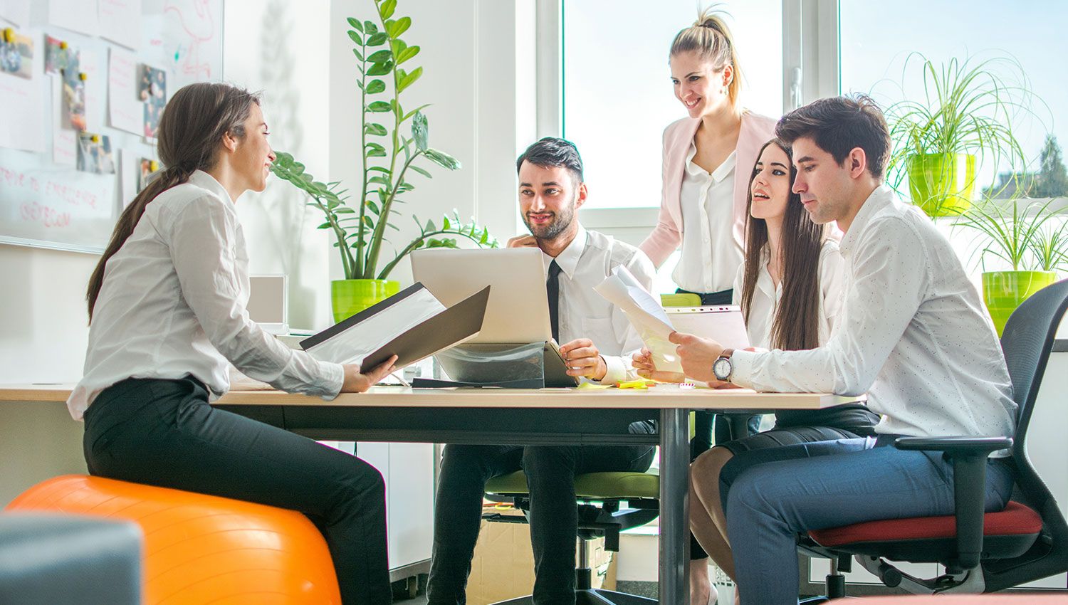 εργαζομενοι καθονται σε τραπέζι