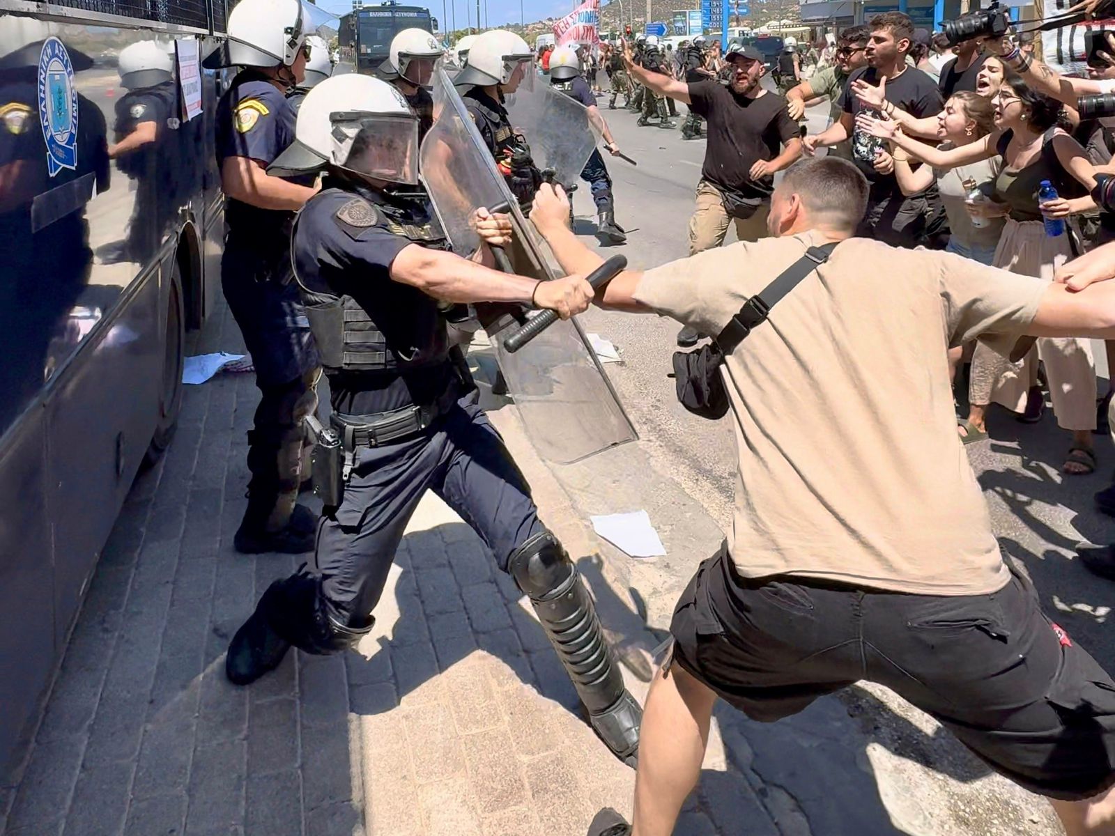 516834398_1337843428345518_3881414372283079334_n.jpg επίθεση από τα ΜΑΤ