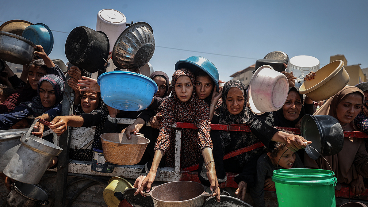 GazaHunger_Header_A_0.jpg Κάτοικοι της Γάζα ψάχνουν φαγητό κρατώντας τσουκάλες