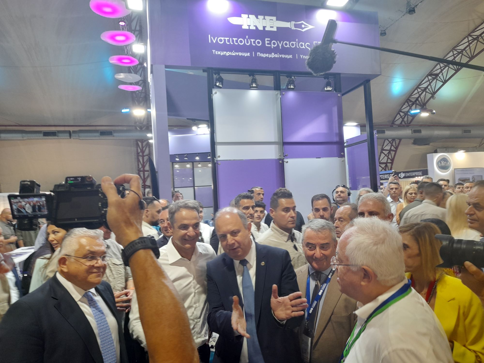 apth-mitstotakis.jpg Μητσοτάκης στο περίπτερο του ΑΠΘ στη ΔΕΘ