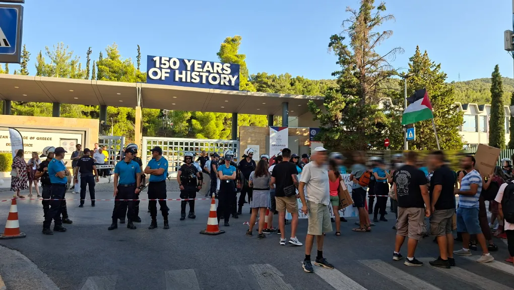 diadilosi-deree2.jpg διαμαρτυρία έξω από το αμερικανικό κολέγιο Deree