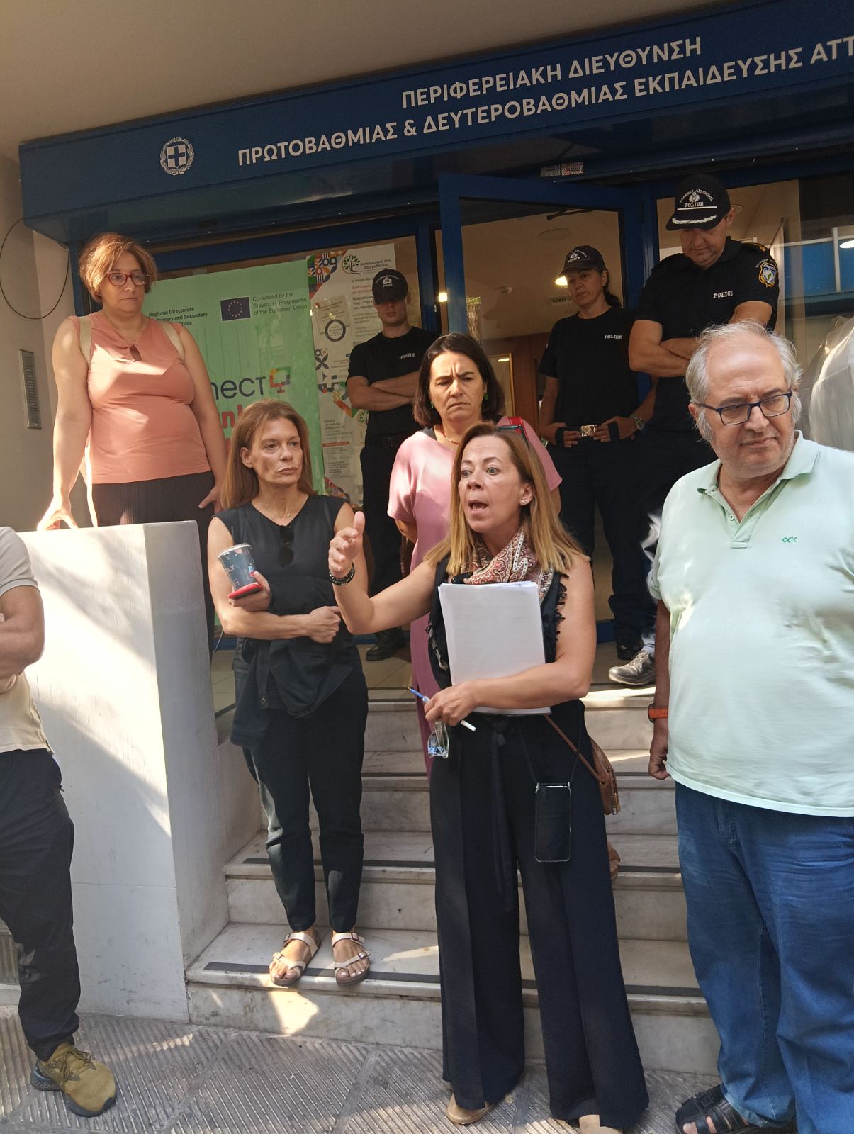 Στην Περιφερειακή Διεύθυνση Εκπαίδευσης Αττικής πραγματοποιήθηκε διαμαρτυρία 
