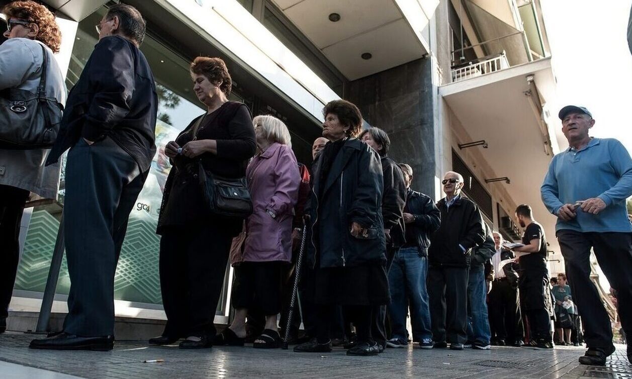 Συνταξιούχοι περιμένουν σε ουρά τράπεζας