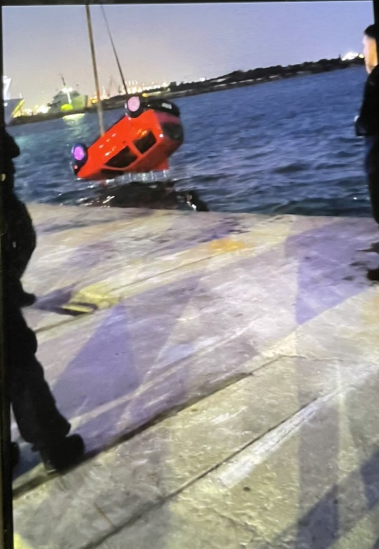 Αυτοκίνητο ανασύρθηκε από το λιμάνι στη Σαλαμίνα