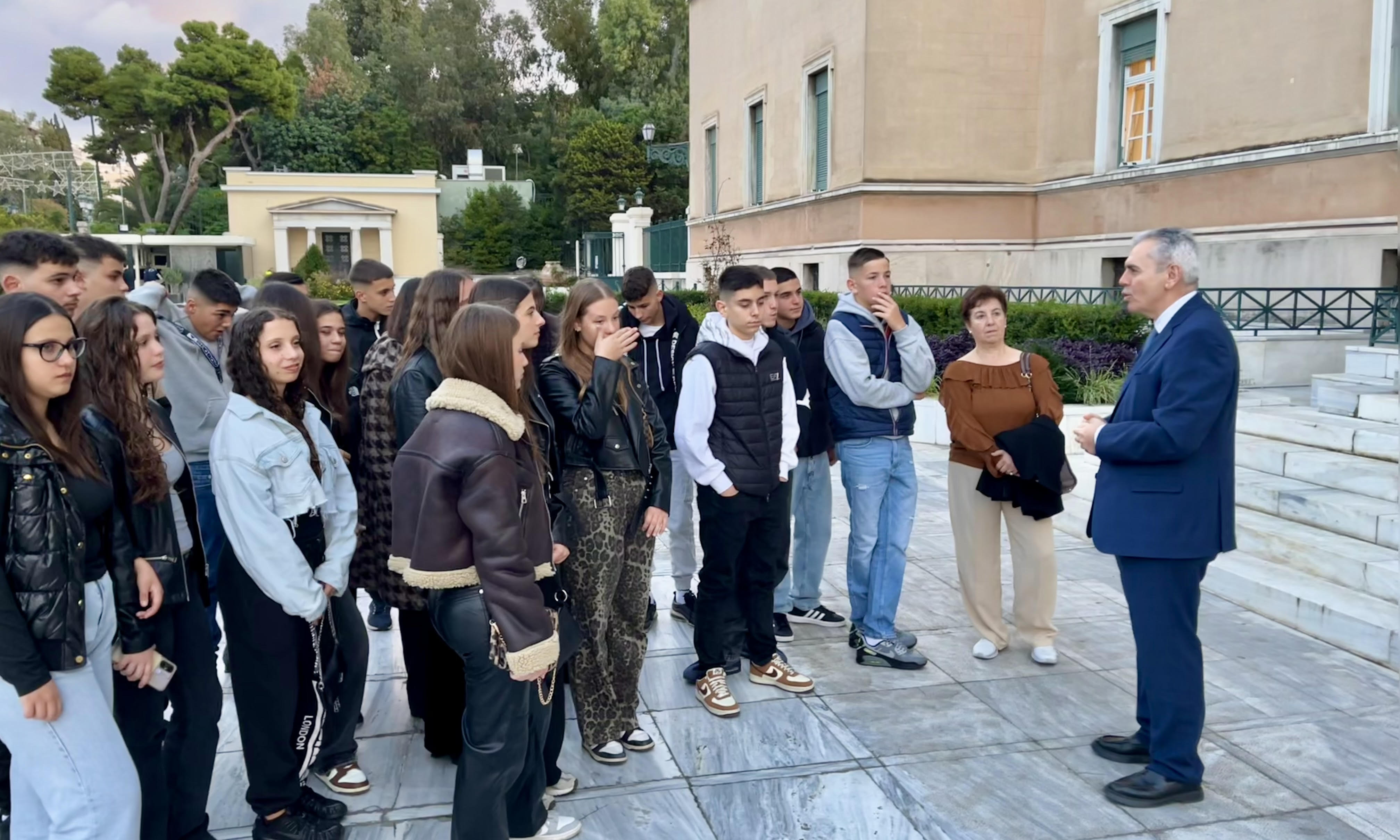 Μ. Χαρακόπουλος σε μαθητές: Η πολιτική μετατρέπεται περισσότερο σε επικοινωνιακή πρακτική