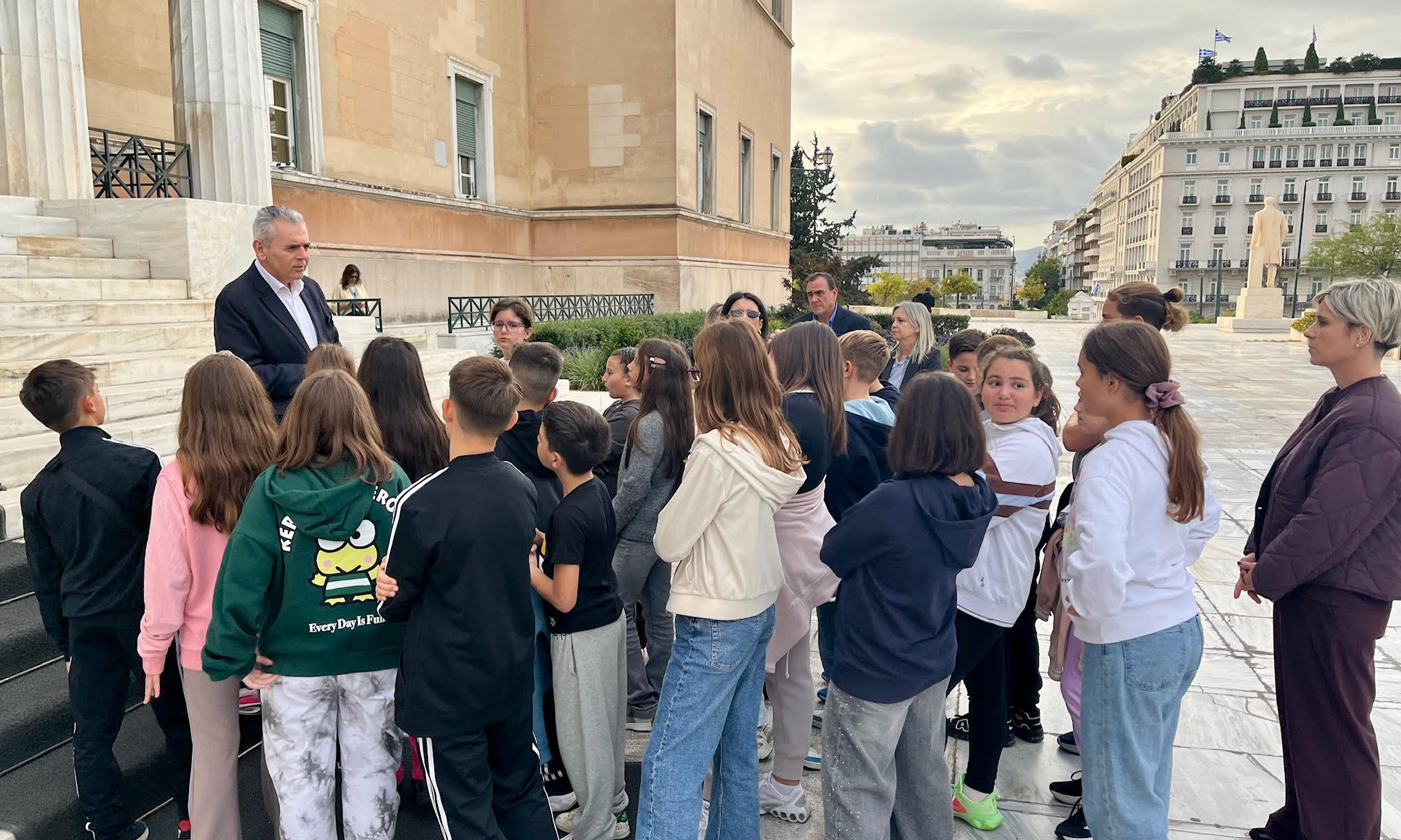 Ο Μάξιμος Χαρακόπουλος με μαθητές στη Βουλή
