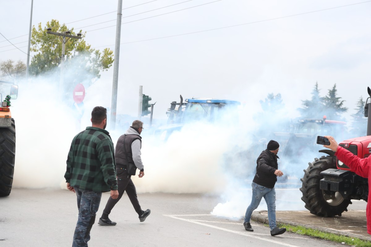 ΤΩΡΑ – Θεσσαλονίκη: Άγρια επεισόδια με ΜΑΤ και αγρότες για την πρόσβαση στο αεροδρόμιο «Μακεδονία» (ΦΩΤΟ – VIDEO)