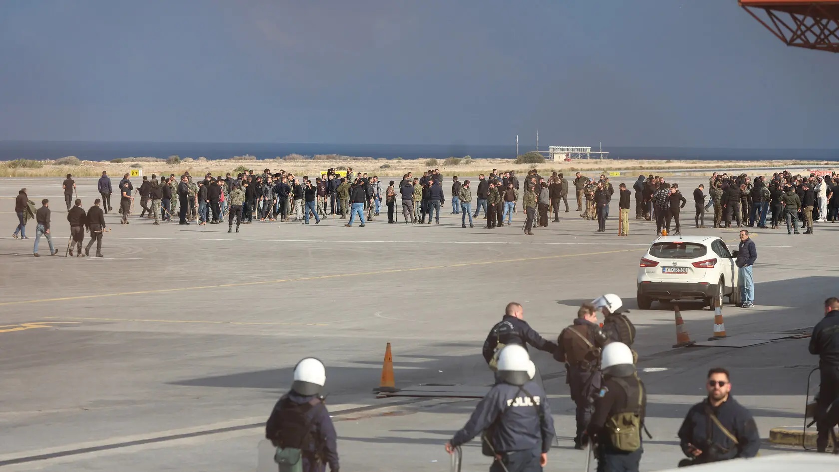 Αγρότες μπλόκαραν τον αεροδιάδρομο του αεροδρομίου Ηρακλείου