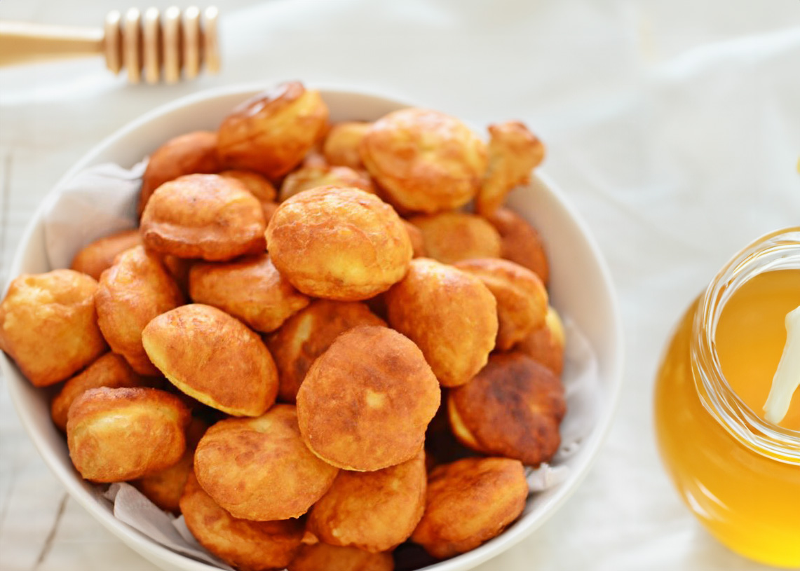 albanese-ontbijt-petulla-met-honing.jpg Αλβανικοί λουκουμάδες petulla