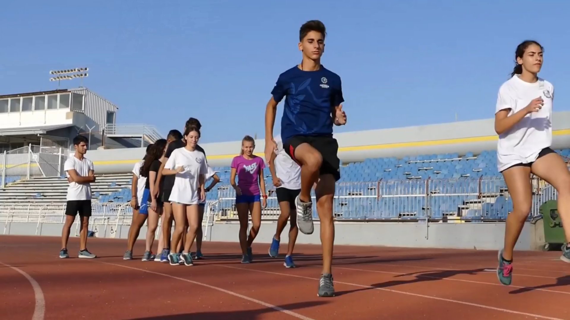 Μαθητές αθλούνται σε στίβο
