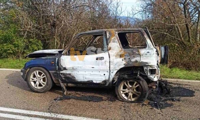 autokinito.jpg Φωκίδα: Κάηκε μέσα στο αυτοκίνητό του ενώ την ίδια ώρα καιγόταν και το σπίτι του