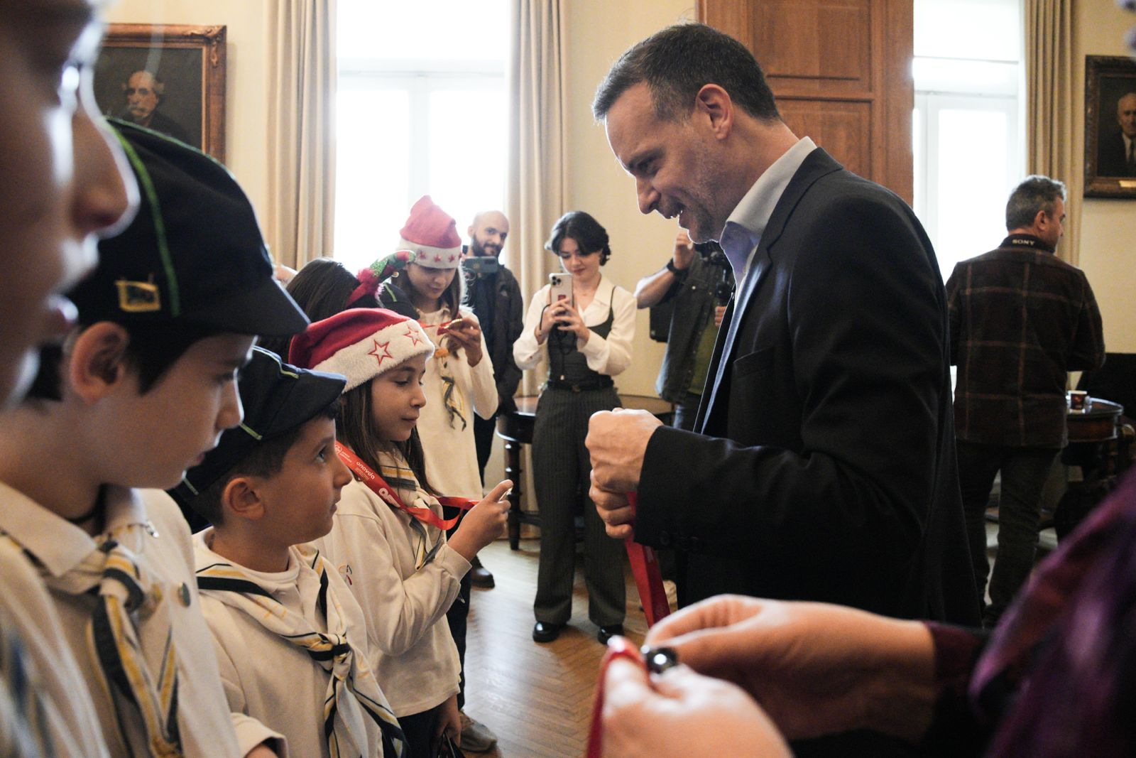 Κάλαντα από μαθητές στον Χάρη Δούκα, Δήμαρχο Αθήνας
