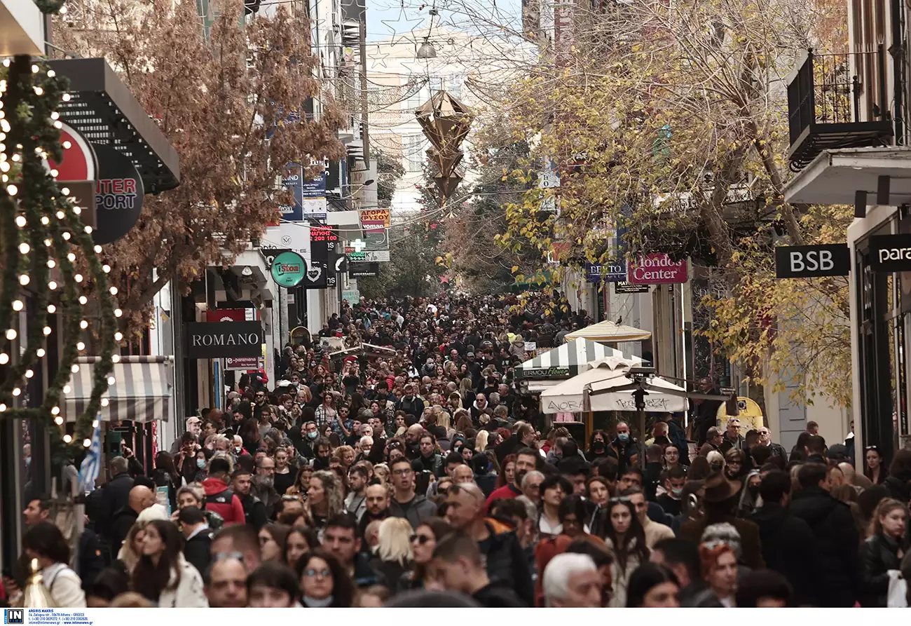 Κόσμος περπατάει στην Ερμού για τα ψώνια του τα Χριστούγεννα 