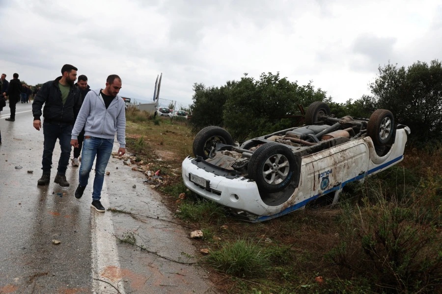 Αγρότες αναποδογύρισαν περιπολικό